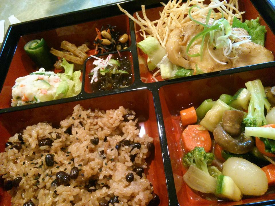 幕の内弁当($25)